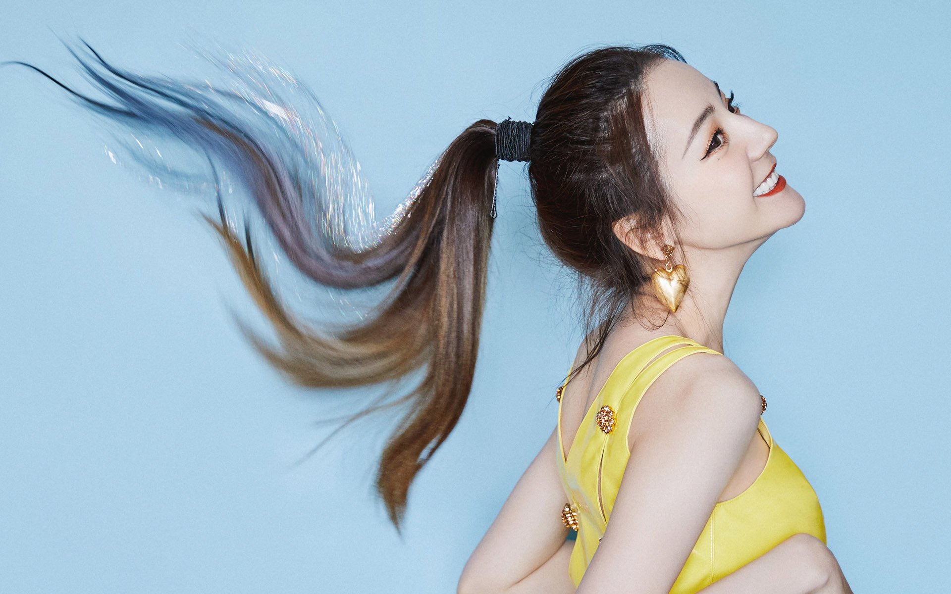 速度与桎梏，当F1街道赛的弧光划破夜空，南非用封锁在绿茵场复刻曼城难题