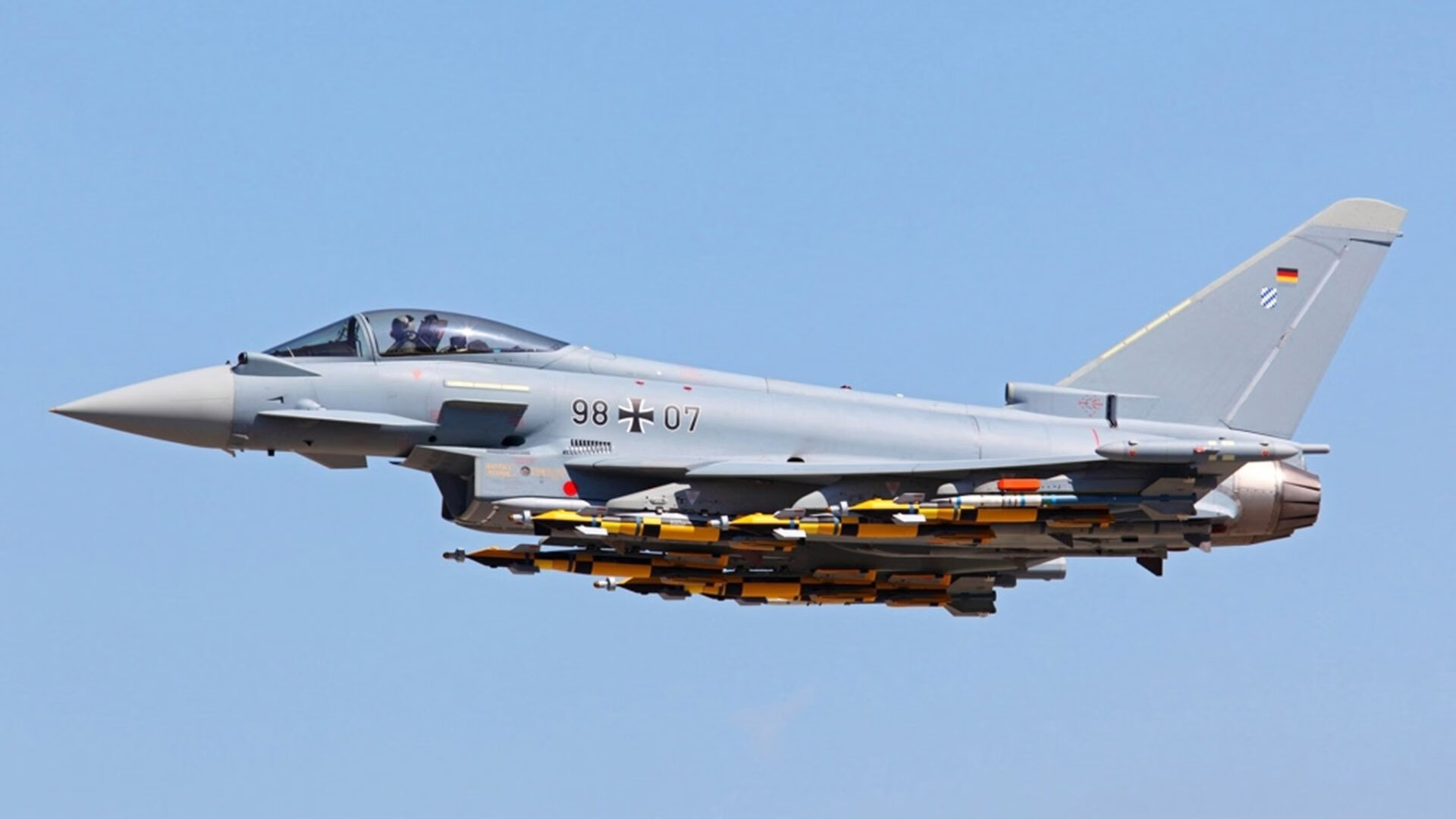 焰火映照亚平宁，帕尔默的加冕之夜